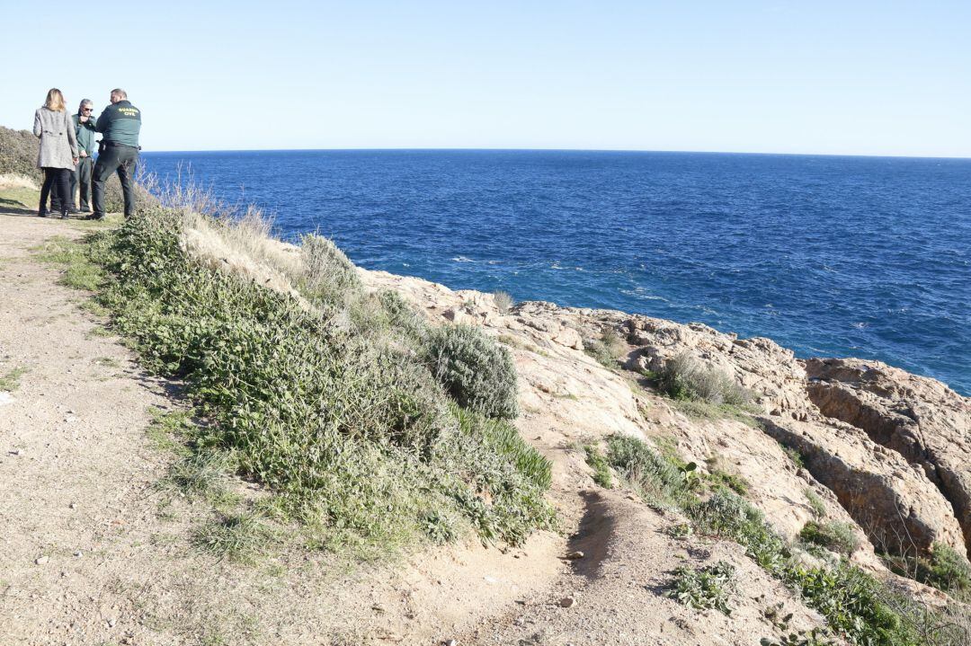 Agents al punt on ha caigut el pescador a Sant Feliu de Guíxols