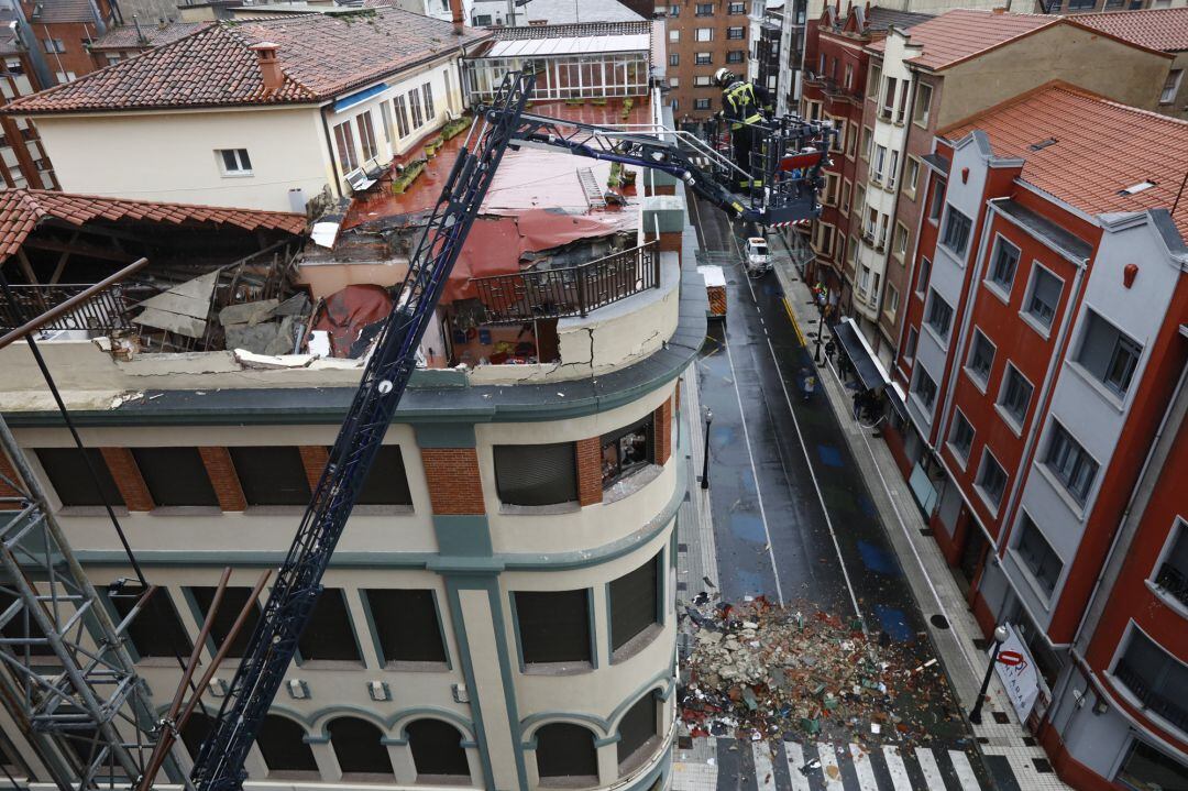 Los bomberos trabajan en el derrumbe de la terraza del colegio San Vicente de Paul de Gijón