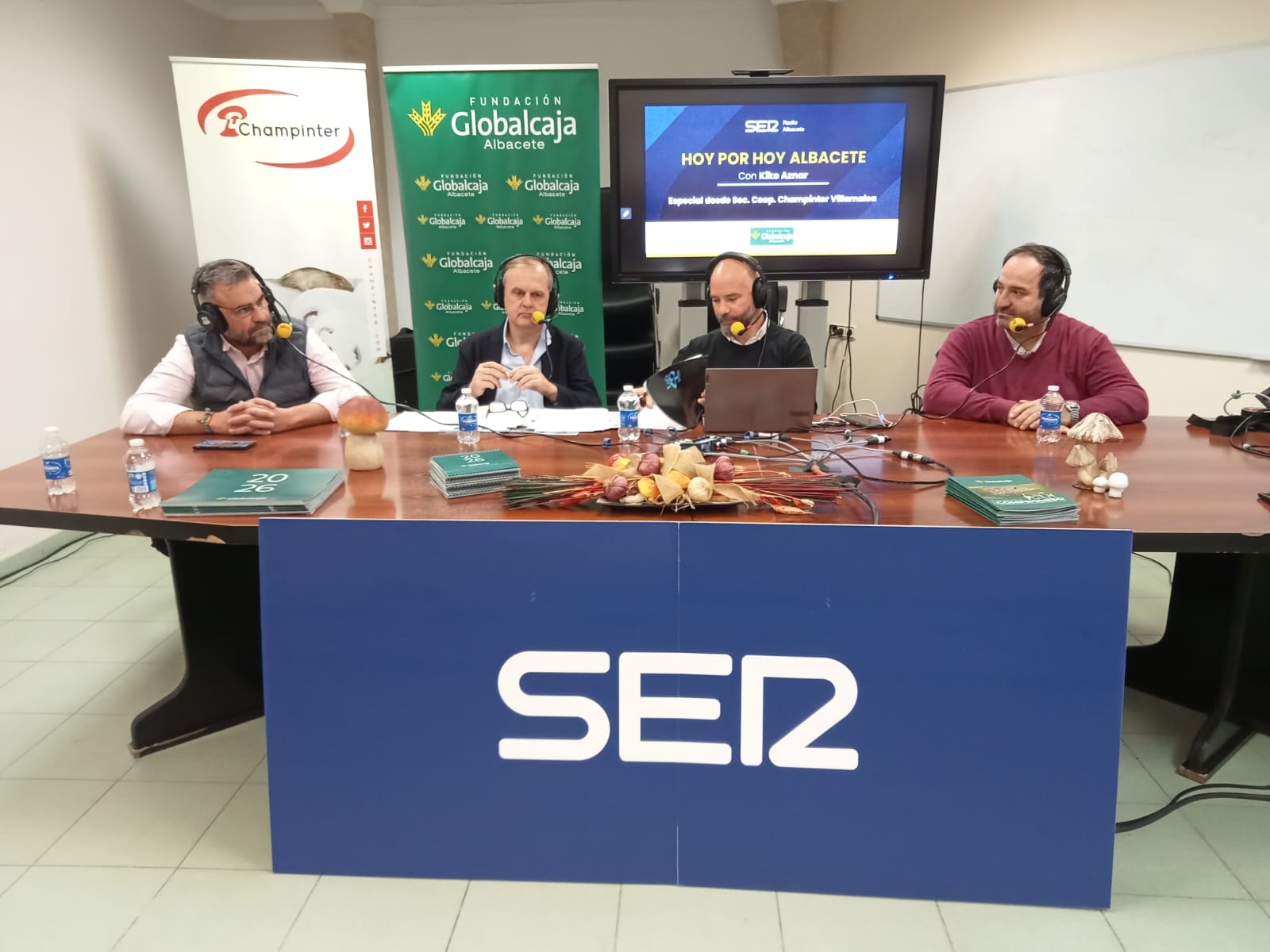 El alcalde de Villamalea, José Núñez; el director de la Fundación Globalcaja, Antonio González; el periodista Kiko Aznar; y el presidente de Champinter, Elías Olmeda