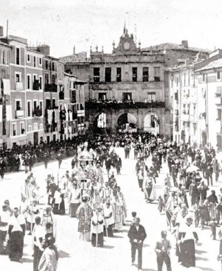 La procesión por la Plaza Mayor de Cuenca hacia 1920.