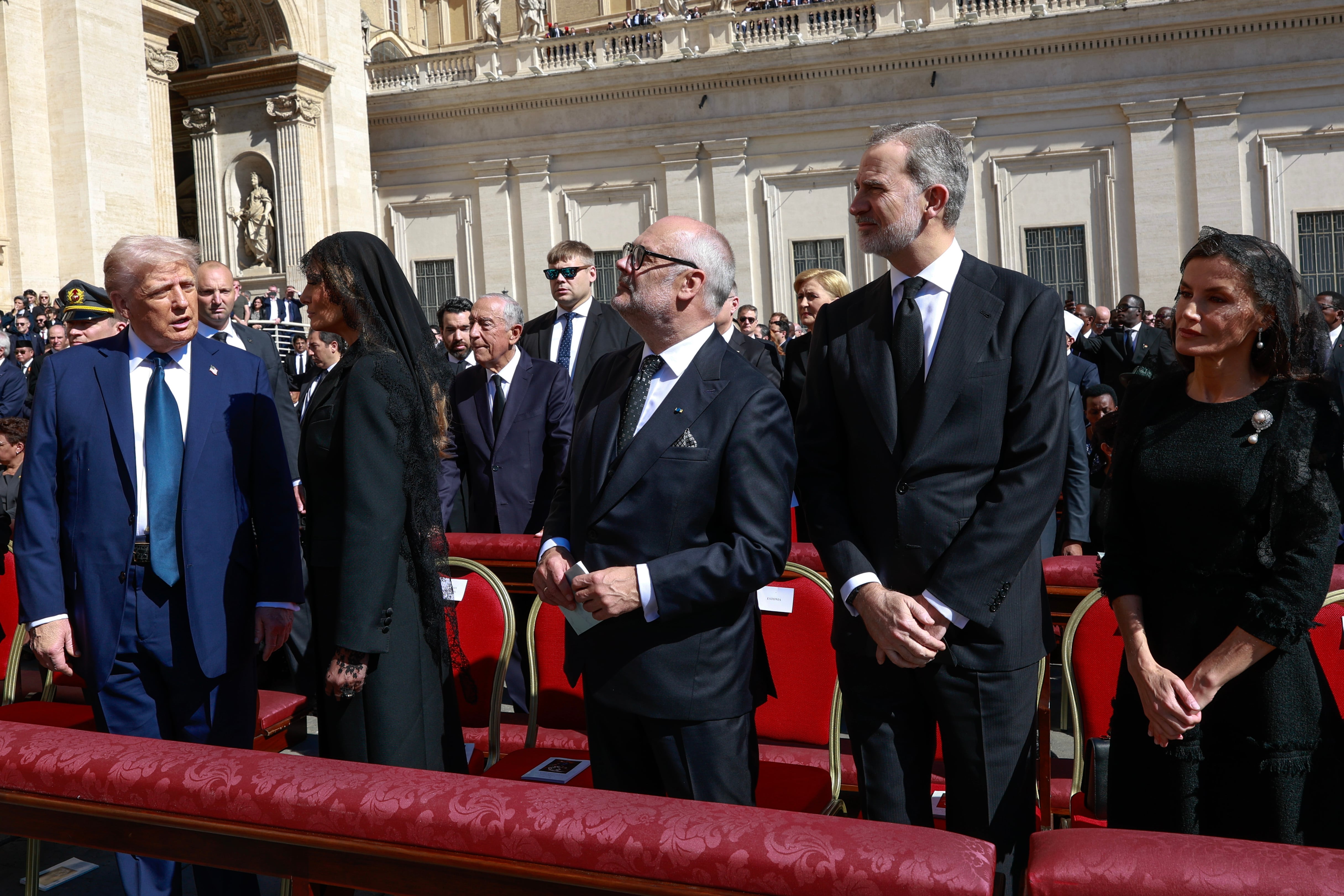 El rey Felipe VI junto con la reina Letizia, el presidente de Estados Unidos Donald Trump y su mujer Melania durante el funeral del papa Francisco. EFE.