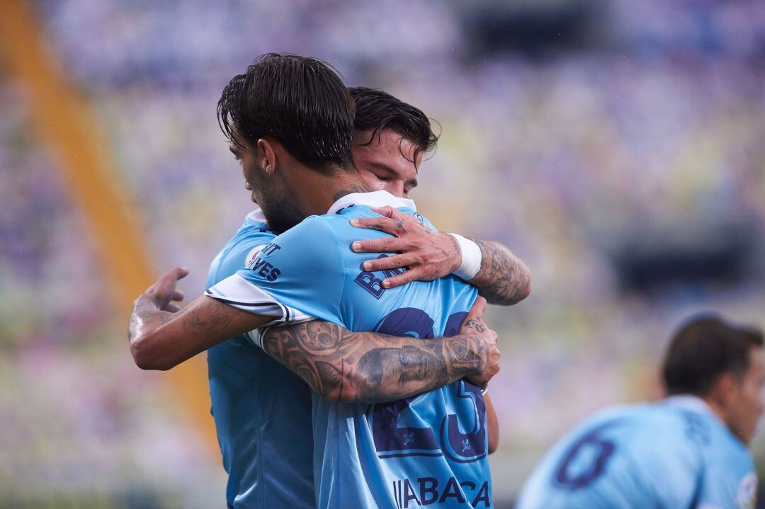 Santi Mina y Brais Méndez celebran uno de los goles del Celta