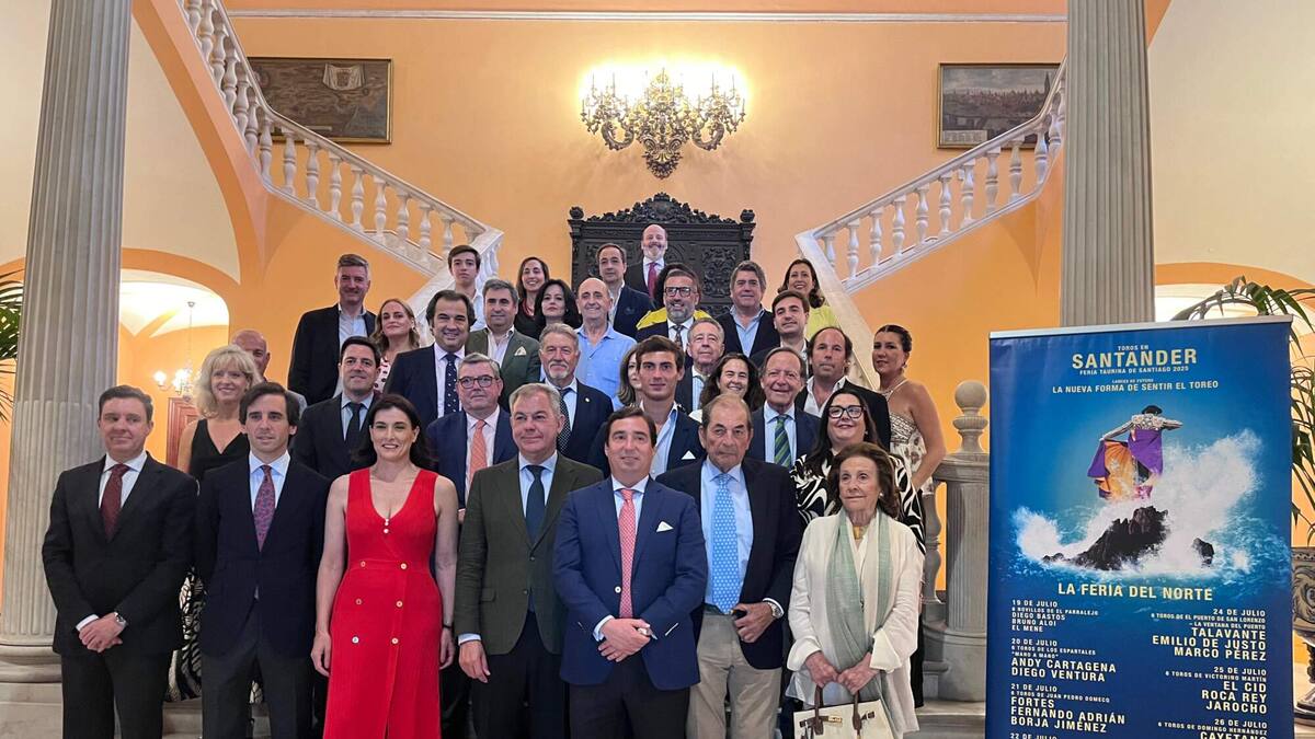 Presentación de los carteles de la Feria de Santander en el Ayuntamiento de Sevilla