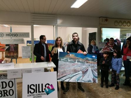 El ganador de la Categoría C, Carlos Iglesias, posa junto a su cuadro y a Azucena Esteban