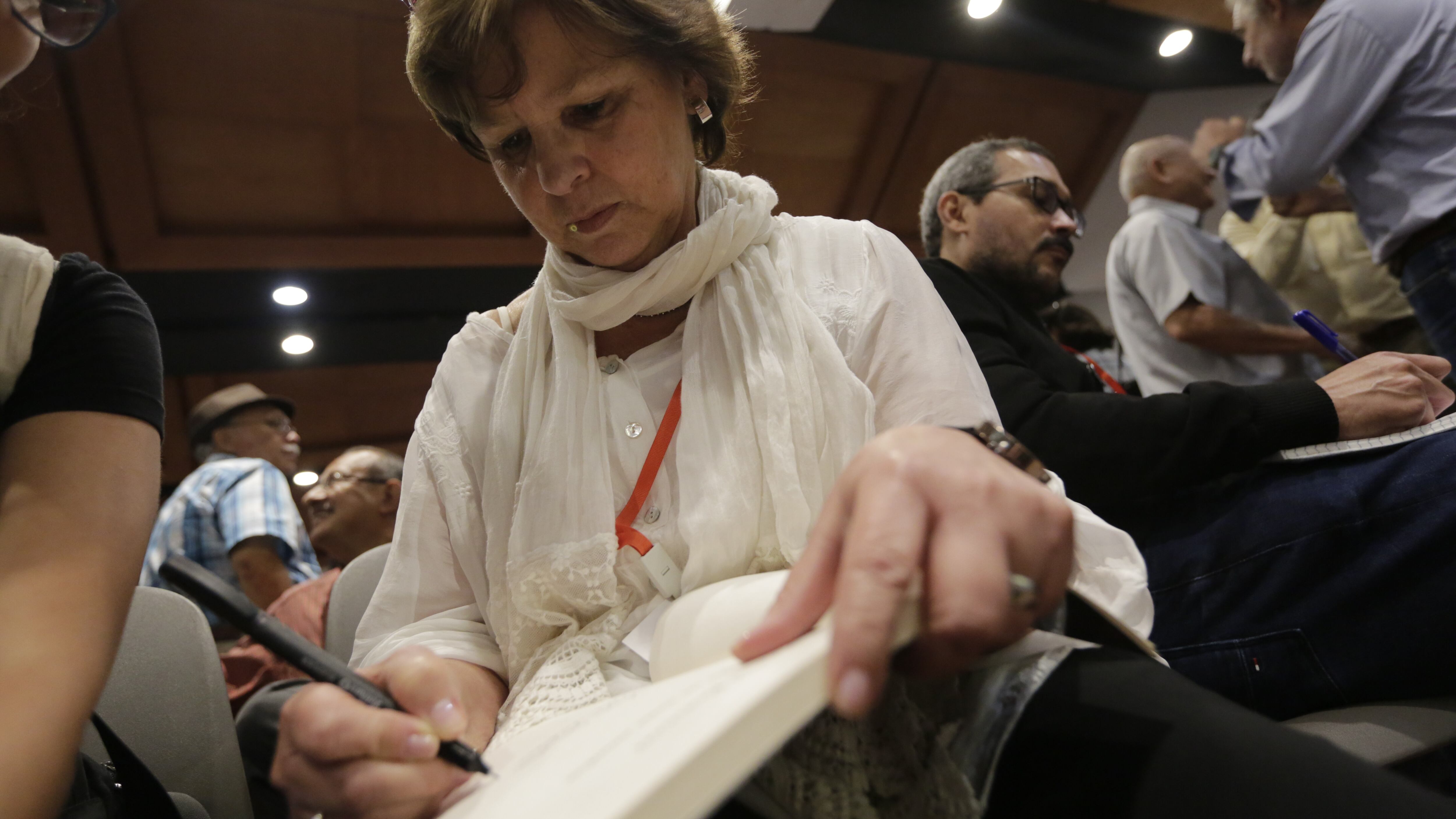 Piedad Bonnet firma autógrafos en festival literario CentroAmérica Cuenta