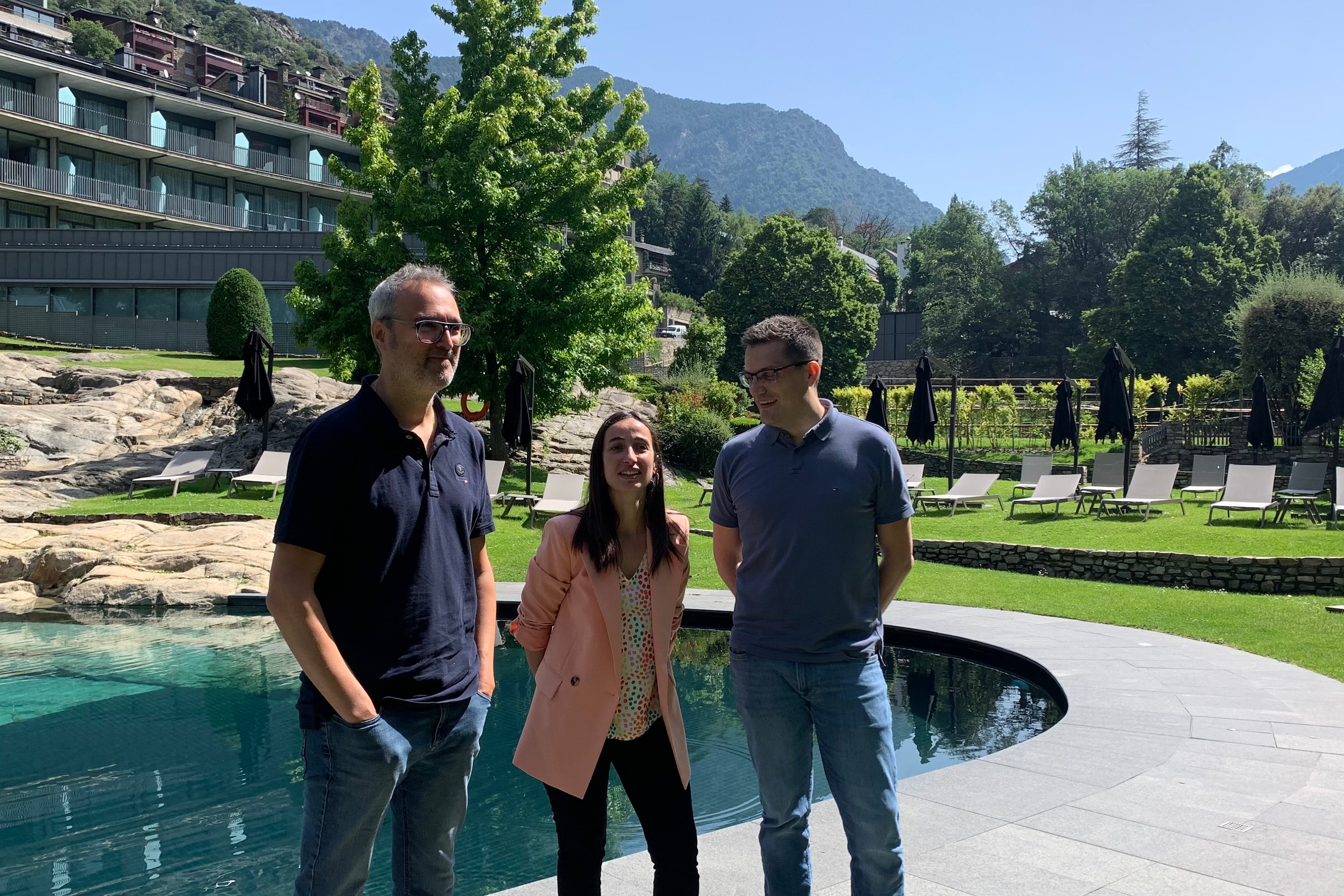 La cònsol menor d'Andorra la Vella, Olalla Losada, i els codirectors de la temporada MoraBanc Andorra la Vella, Jordi Sabata i Oriol Viella, aquest dijous.