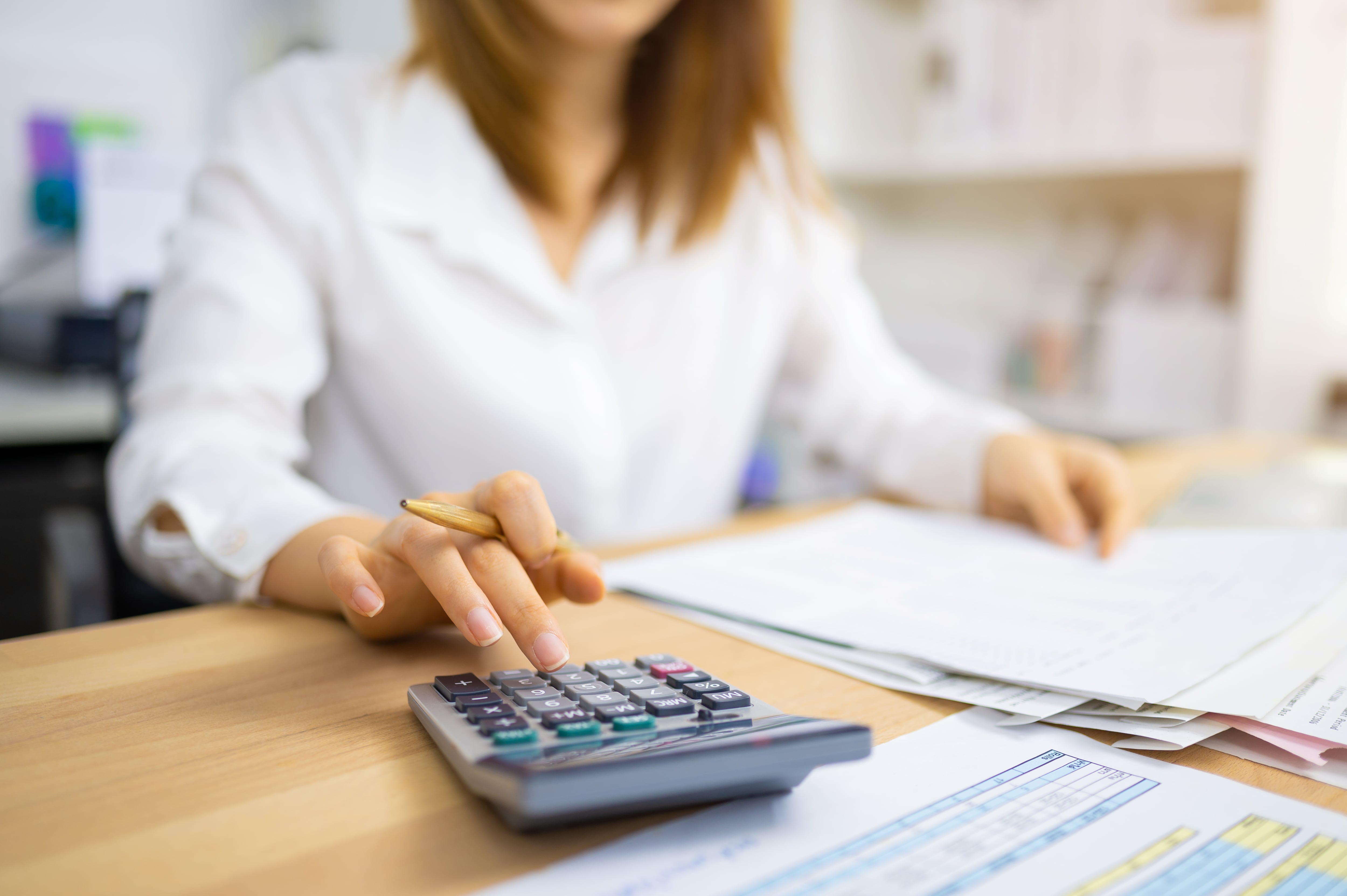 Una mujer prepara la declaración de la Renta