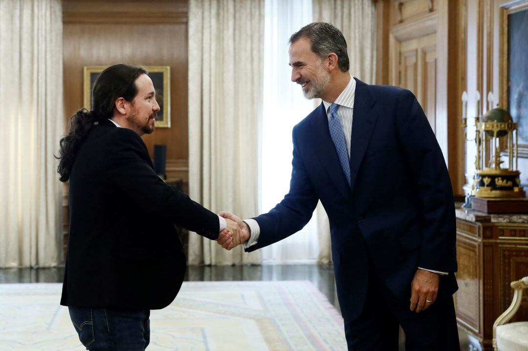 Pablo Iglesias saluda al rey. 