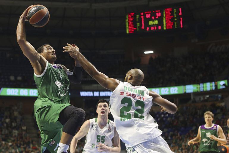 Jackson intenta un lanzamiento a canasta ante el jugador del Darussafaka Gordon