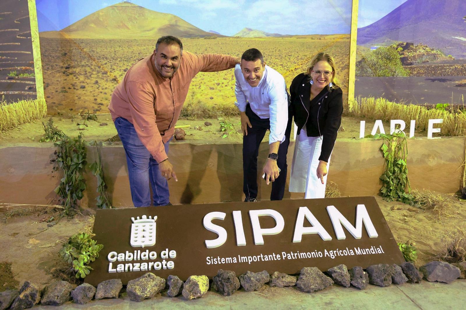 De izquierda a derecha: Samuel Martín, (consejero de Medio Ambiente y Reserva de la Biosfera), Oswaldo Betancort (presidente del Cabildo de Lanzarote) y Nori Machín (consejera de Promoción Económica).
