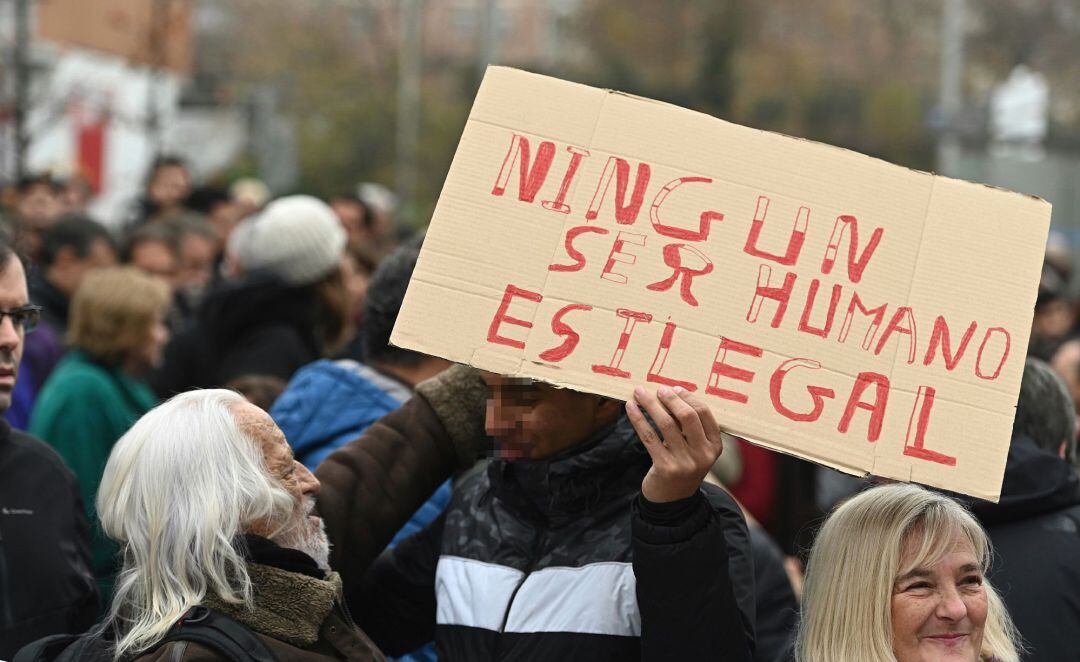 Vista de la concentración convocada por los vecinos del barrio madrileño de Hortaleza a favor de la &quot;convivencia&quot; tras los sucesos relacionados con el centro de menores extranjeros ubicado en este distrito madrileño. 