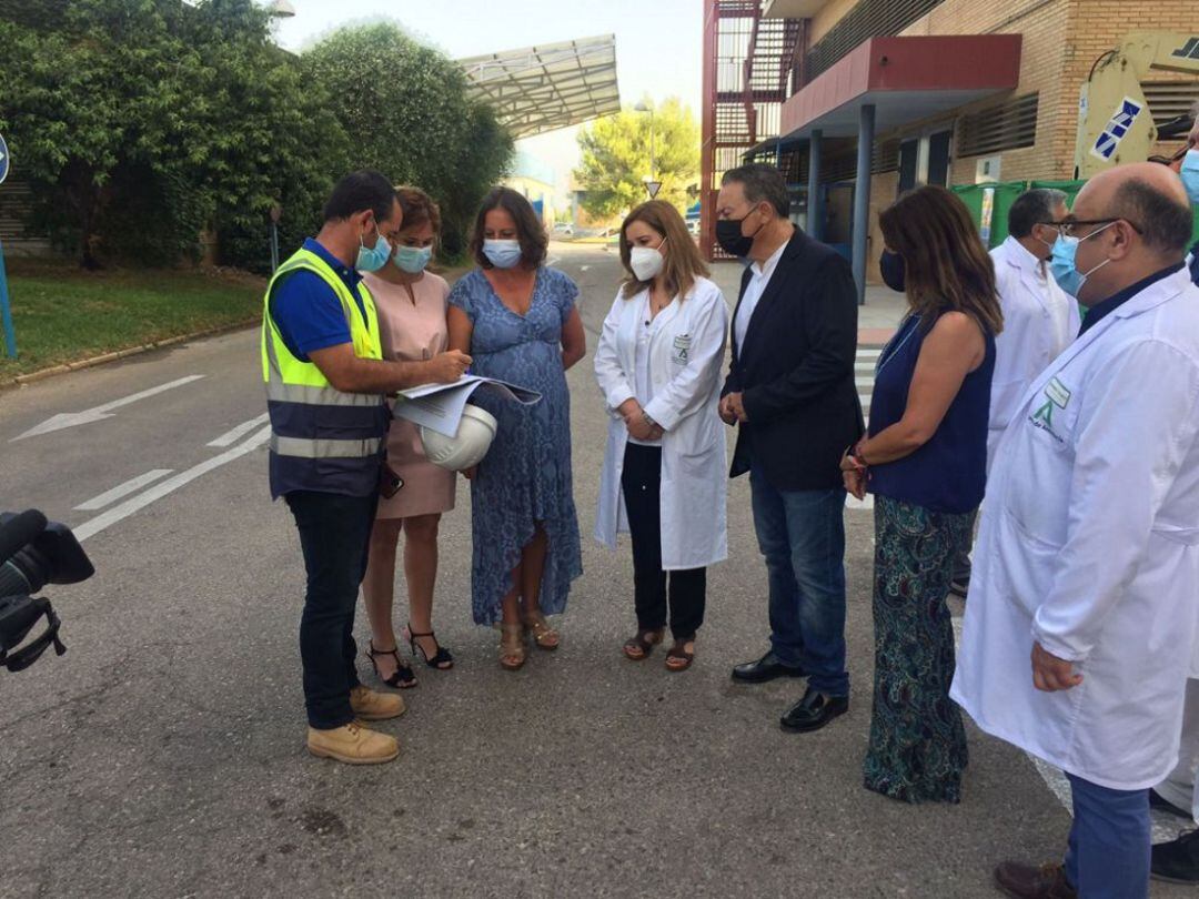 La viceconsejera de Salud y Familias, Catalina García, visista el Hospital San Agustín de Linares, con motivo de las obras para la instalación de la nueva resonancia magnética en el centro.