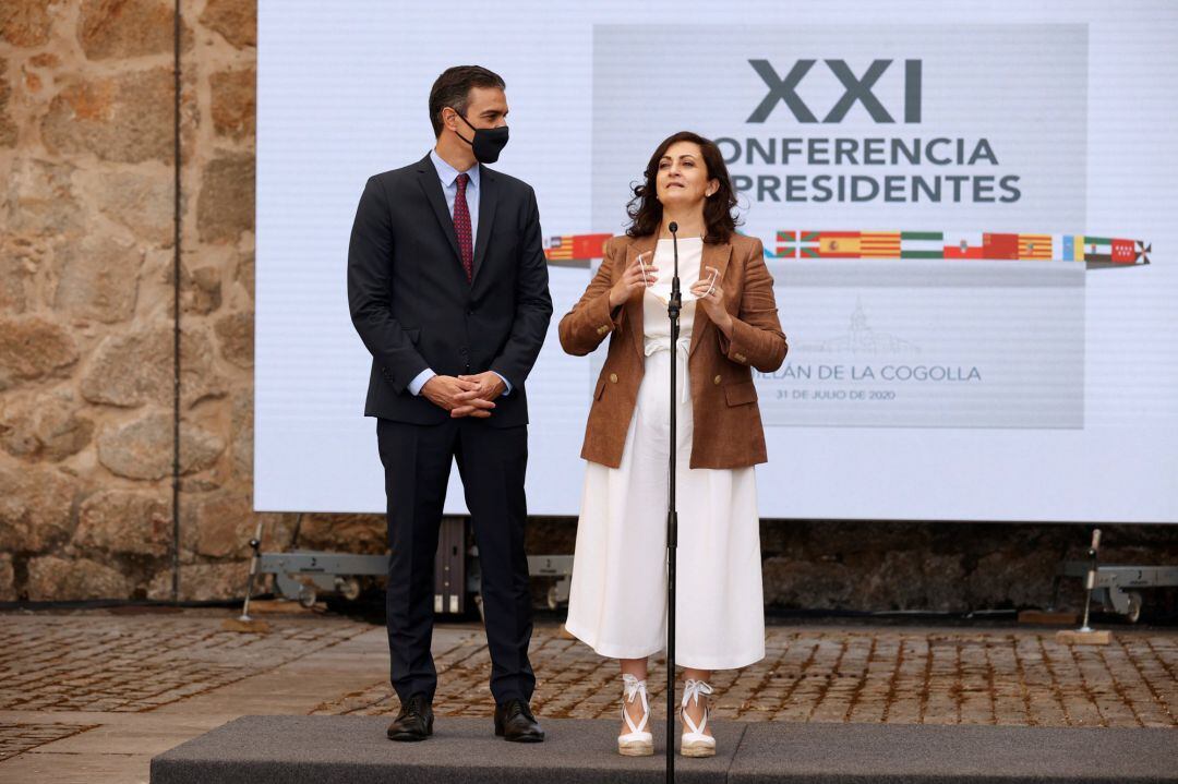 El presidente del Gobierno, Pedro S&#225;nchez, escucha la intervenci&#243;n de la jefa del Ejecutivo de la Rioja, Concha Andreu, anfitriona de la conferencia, al inicio de la Conferencia de Presidentes.