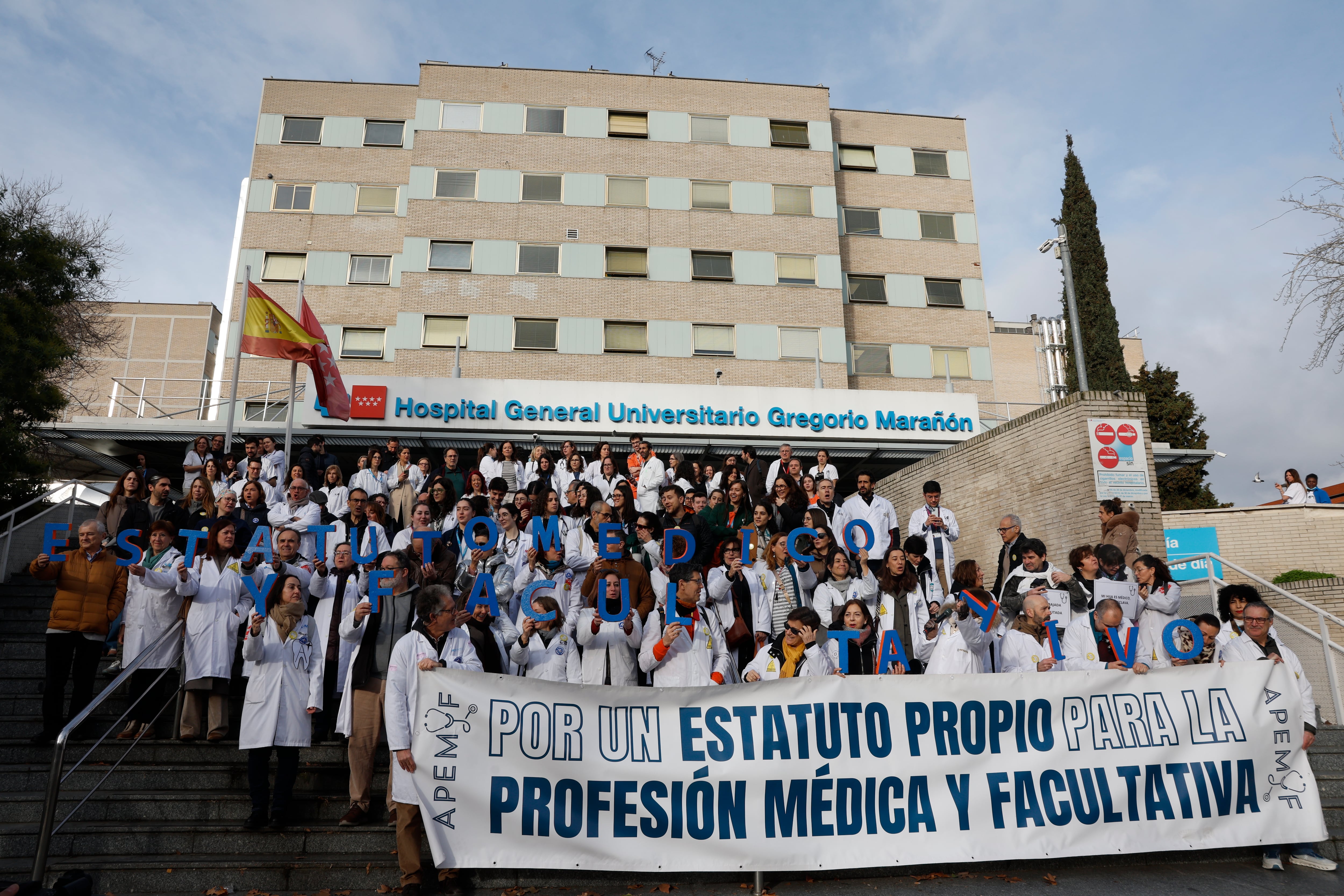 MADRID (ESPAÑA), 16/02/2026.-  Concentración convocada por la organización médica Amyts contra el estatuto marco del personal sanitario, en la primera jornada de huelga este lunes en el Hospital Gregorio Marañón en Madrid. EFE/ Javier Lizón