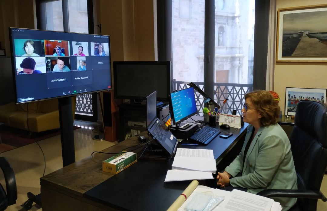 La alcaldesa de Borriana, Maria José Safont, en la rueda de prensa telemática celebrada esta mañana. 