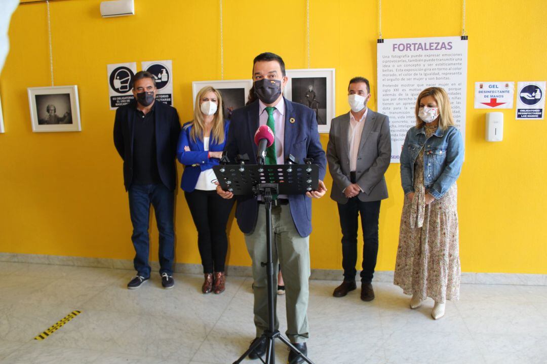 Consejero de Agricultura, Francisco Martínez Arroyo en una visita a Iniesta