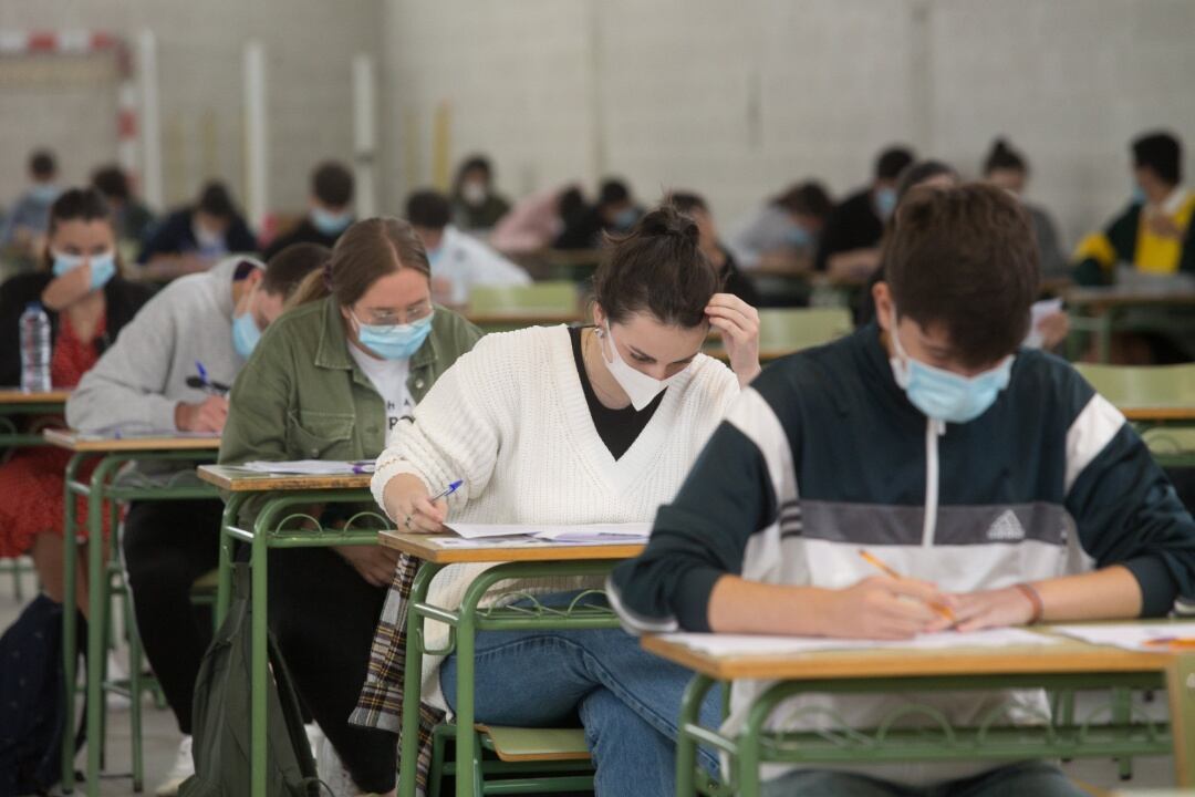 Estudiantes de bachillerato realizan en el IES Vilar Ponte los exámenes selectividad en Viveiro, Lugo.