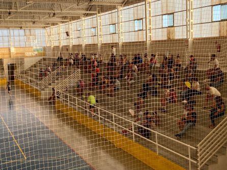 Público con medidas de seguridad