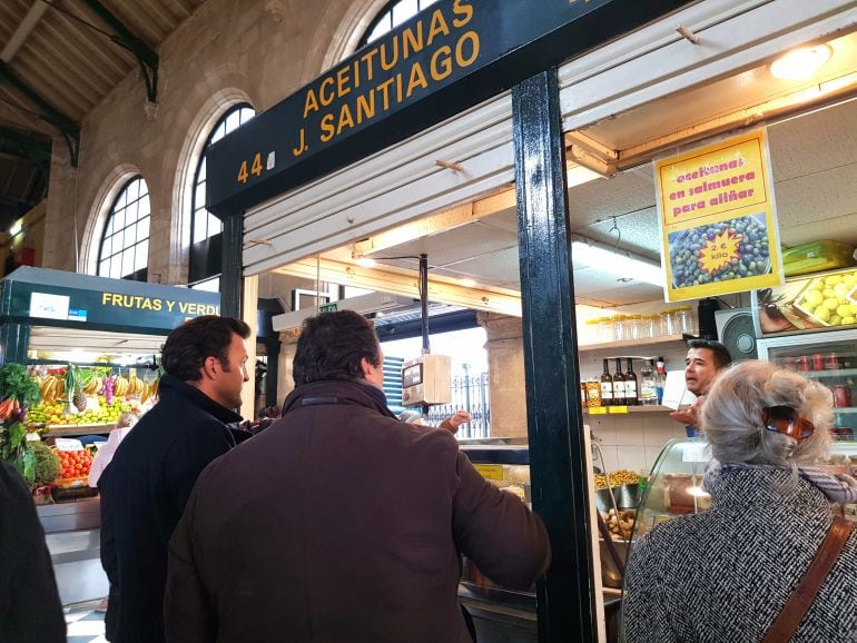 Carlos Pérez, portavoz de Ciudadanos Jerez, conversando con un vendedor de la Plaza de Abastos