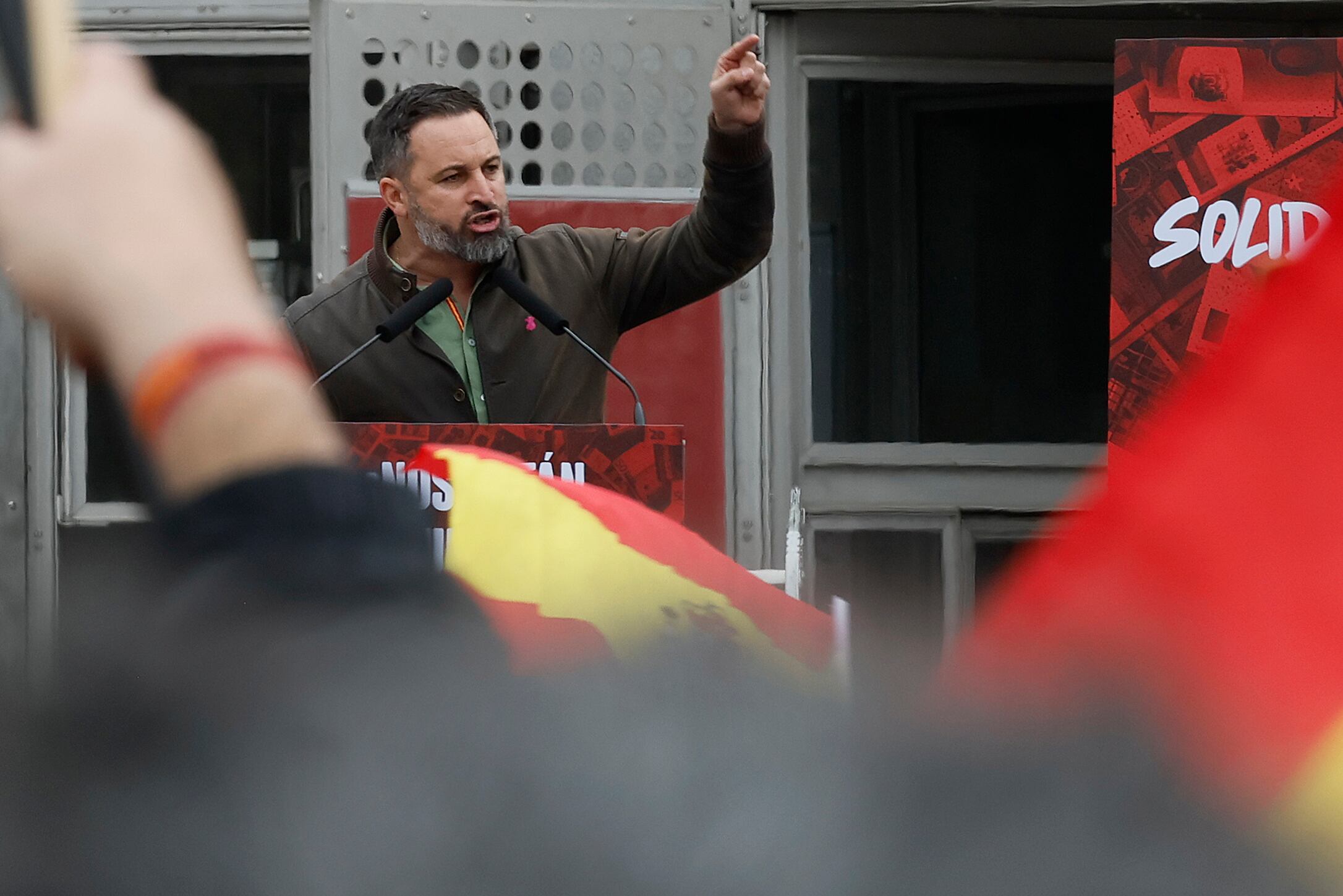 El líder de Vox, Santiago Abascal, pronuncia un discurso durante una manifestación convocada por su partido contra la subida de precios de la luz, la gasolina y los suministros básicos, este sábado en Madrid.