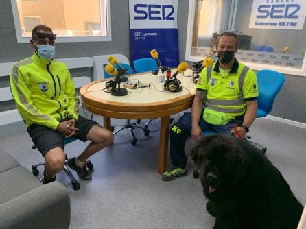 Óscar Fondón, responsable de la Unidad Canina K-9 de Emerlan (izqda.) y Sergio Cabestrero, guía canino de Urko.