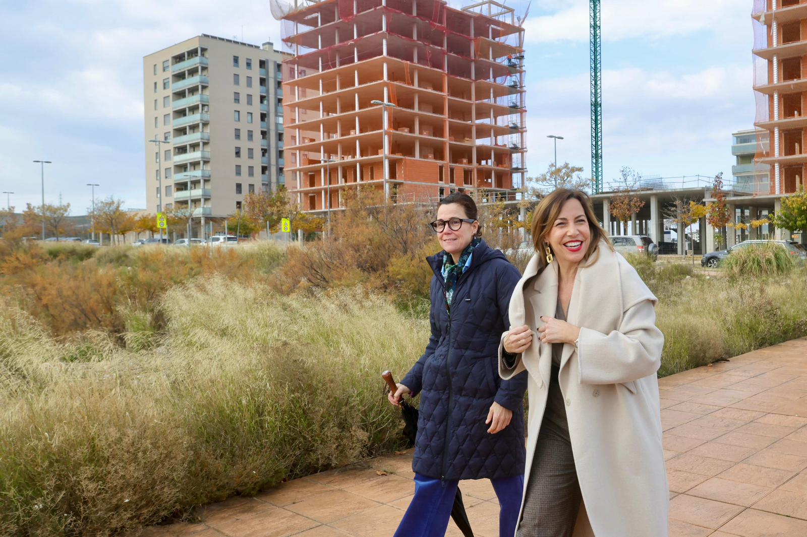 La alcaldesa de Zaragoza, Natalia Chueca y la consejera delegada de Seguridad, Ruth Bravo, en la presentación del centro de salud de Arcosur, en Zaragoza