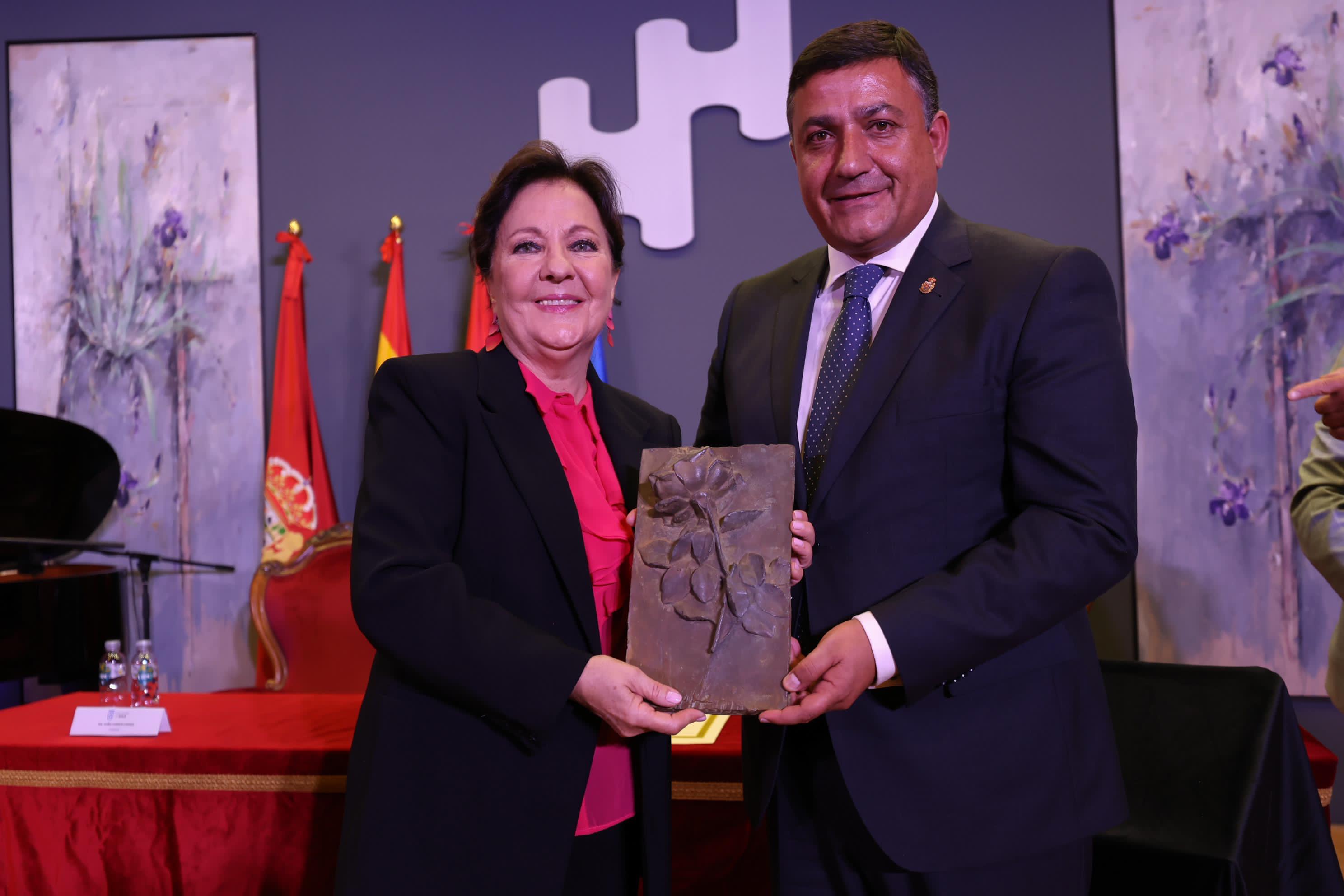 Carmen Linares recibiendo el premio de manos del presidente de la Diputación, Carlos García