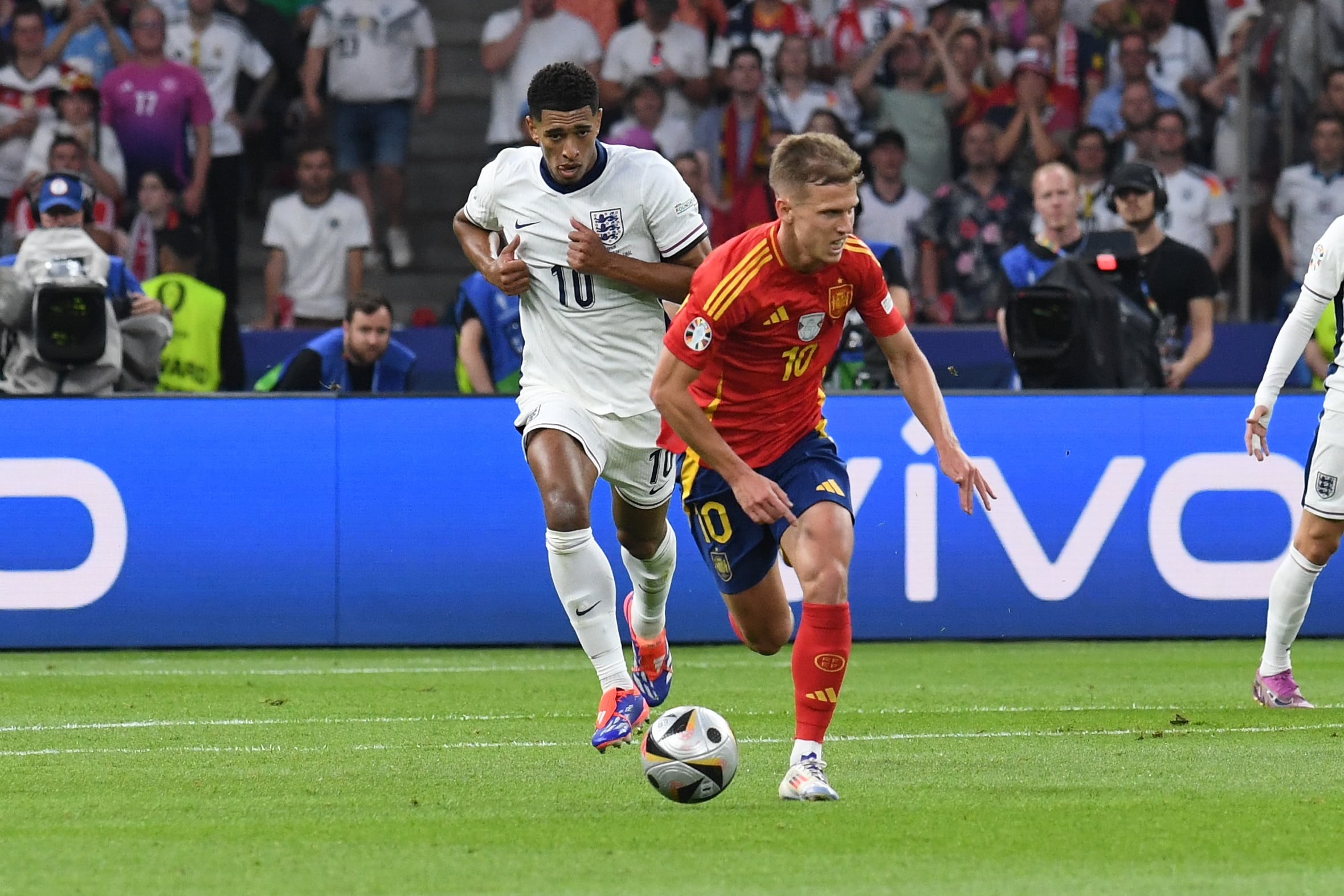 Dani Olmo conduce la pelota delante de Jude Bellingham