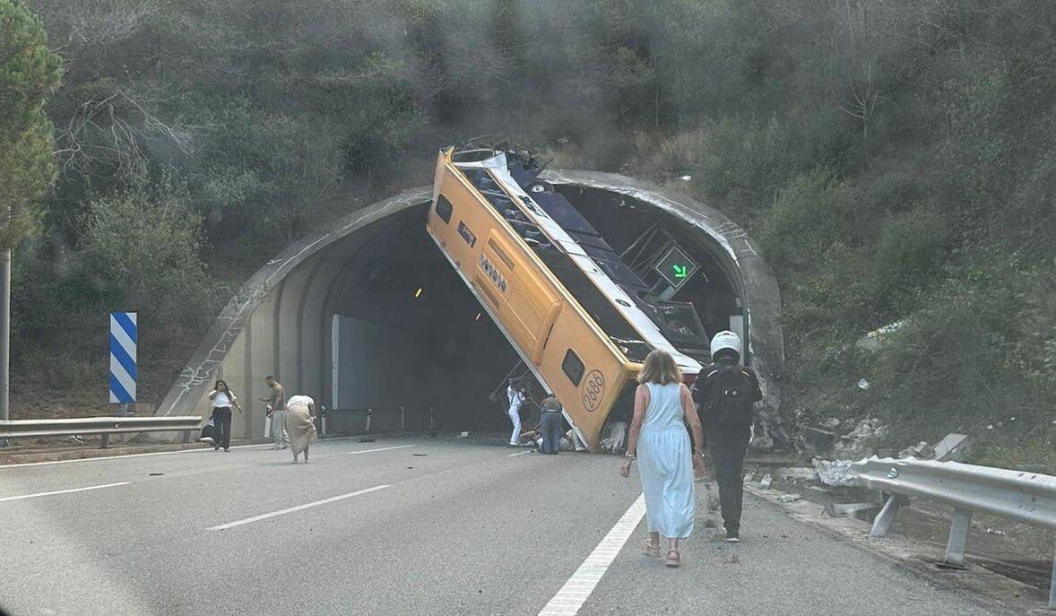 Un autobús con sesenta pasajeros volca en Pineda de Mar (Barcelona)
