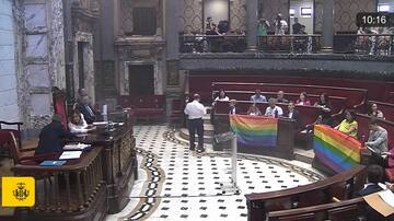 El ayuntamiento de València permite las banderas LGTBI de la oposición en el pleno en contra de la petición de Vox