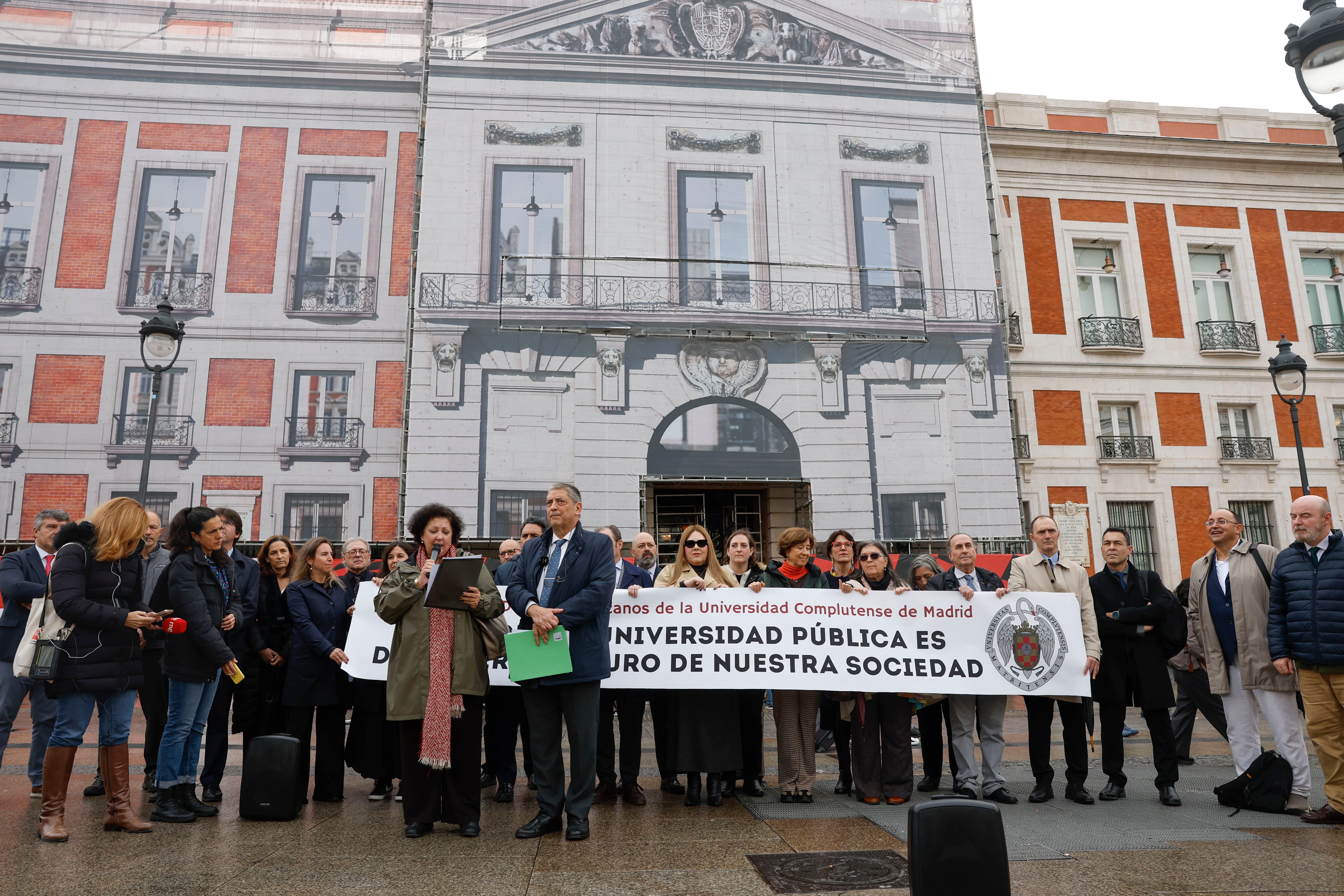 MADRID, 14/11/2025.- Representantes de los veintiséis decanatos de la Universidad Complutense de Madrid durante una concentración ante la sede del Gobierno regional de Isabel Díaz Ayuso para exigir una financiación adecuada que permita ofrecer un servicio de calidad a las universidades públicas. EFE/ J.J.Guillén