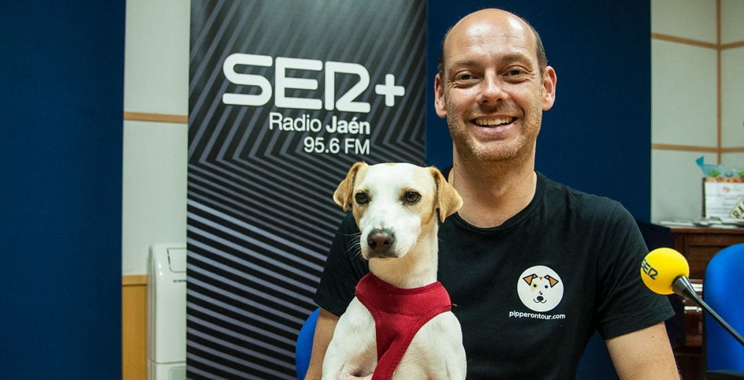 Pablo Muñoz con Pipper, el perro turista más famoso de España durante su anterior visita a Jaén.