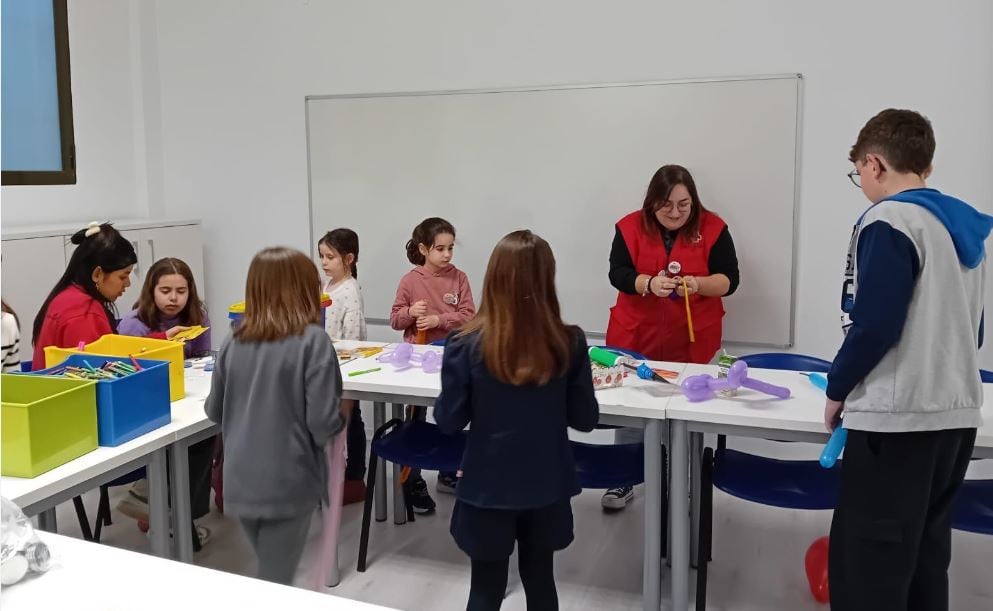 Actividades infantiles con los Corazones Rojos en el acto de reconocimiento.