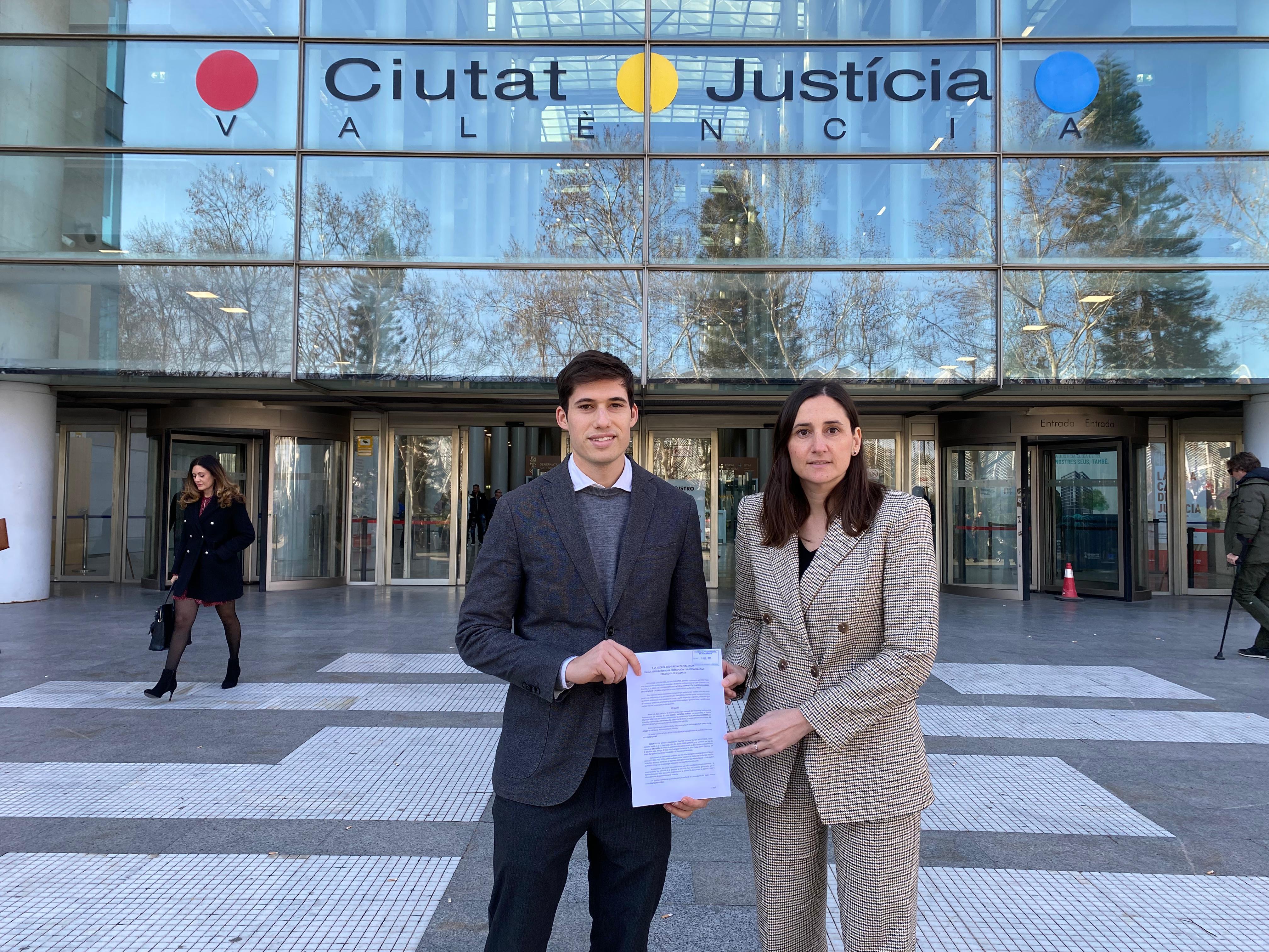 Borja Sanjuan y Elisa Valía a las puertas de la Ciudad de la Justicia de València