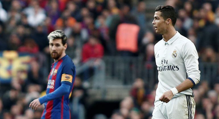 Ronaldo y Messi durante el Clásico liguero