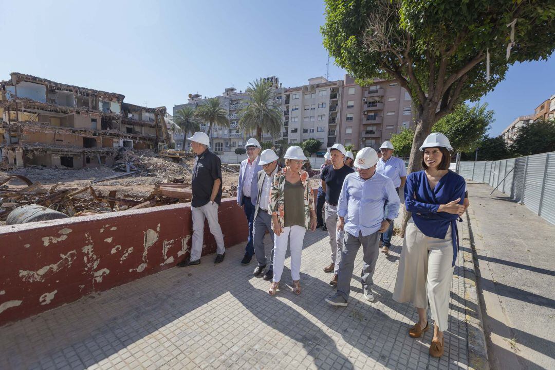 La consellera de Sanitat, Ana Barceló, visita las obras de derribo del viejo hospital de Gandia.