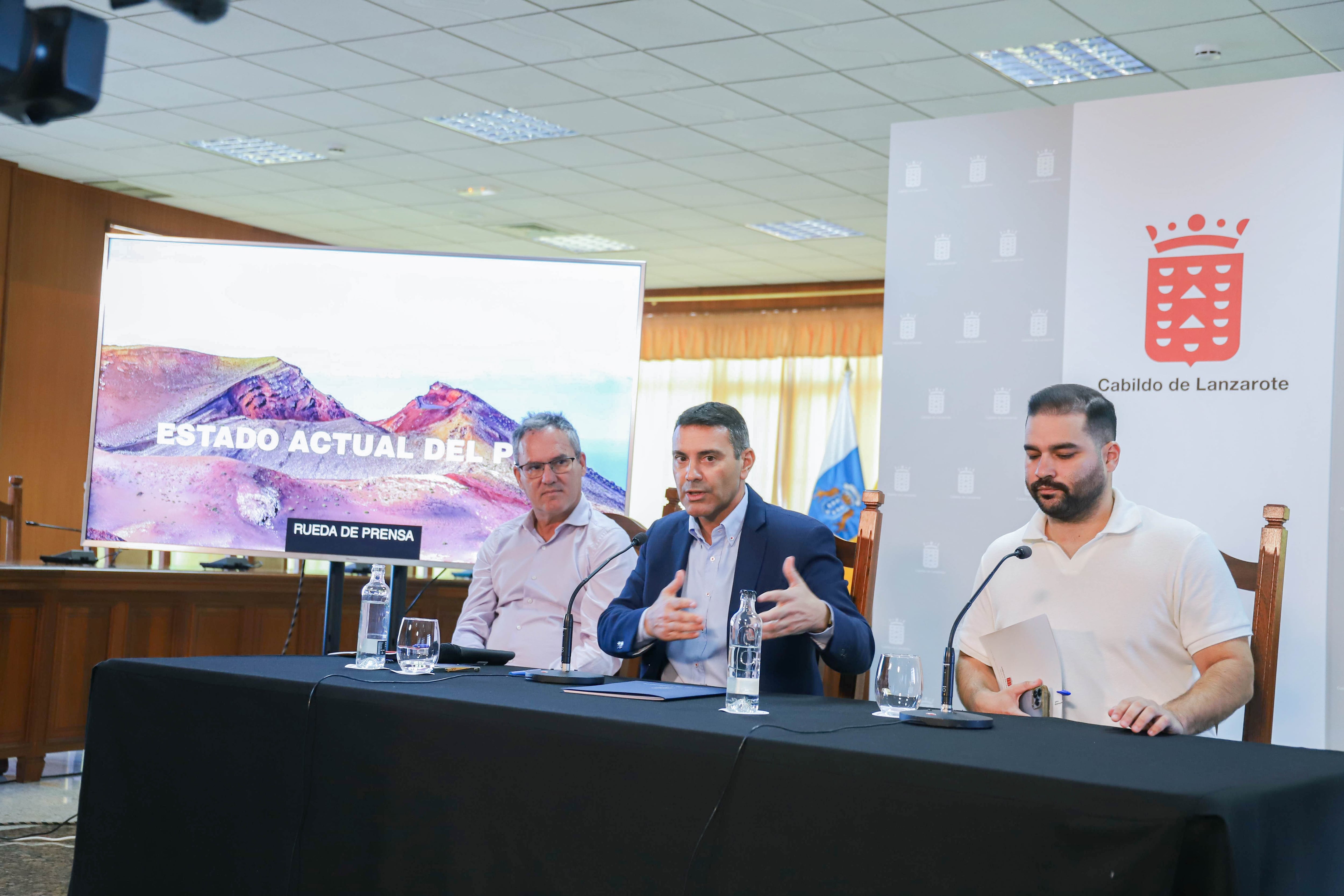 De izquierda a derecha: Miguel Ángel Santana (director insular de Política Territorial), Oswaldo Betancort (presidente del Cabildo de Lanzarote) y Jesús Machín Tavío (consejero de Política Territorial).