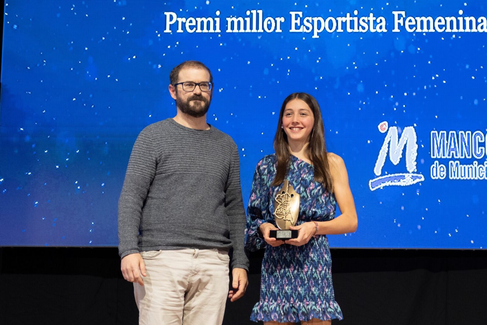 Adriana Solanes Valero con el premio a mejor deportista femenina./Àlex Oltra