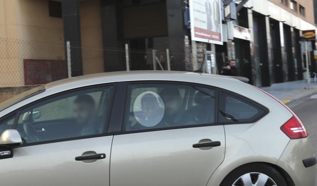 Imagen de uno de los dos detenidos en el interior de un coche de la Guardia Civil, en la puerta del Juzgado de Vila-real