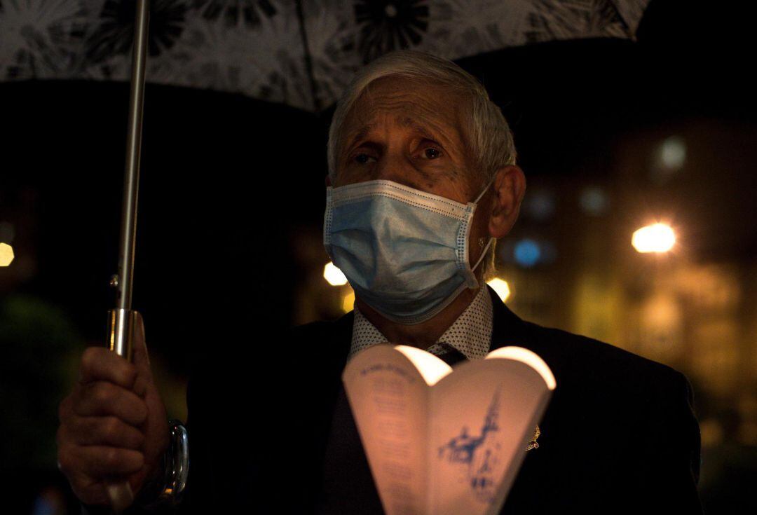 Un vecino se protege con mascarilla durante la pasada procesión de Fátima