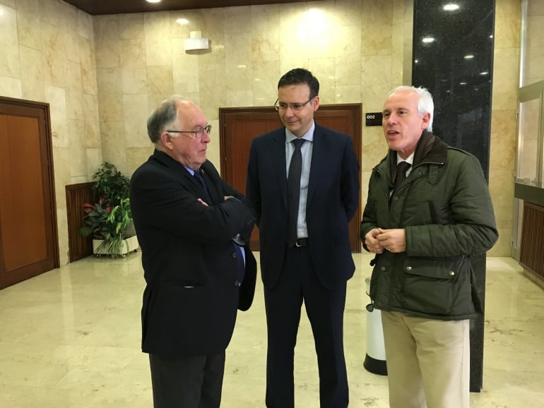 Jesús Ortega (izquierda) presidente de la Federación Provincial de Jubilados y Pensionistas, junto al Gerente Territorial de Servicios Sociales, Eduardo García Brea y al Delegado Territorial de la Junta, Luis Domingo González