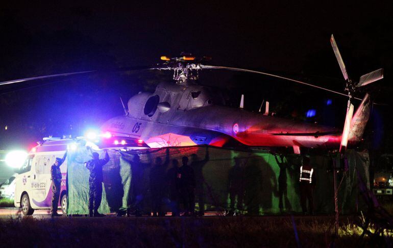 Los rescatados este lunes han sido trasladados en helicóptero hasta el aeropuerto militar de Chiang Rai.