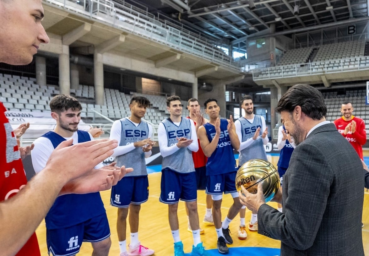 Luis Barcala, alcalde de Alicante, con los jugadores de la Selección Española de baloncesto