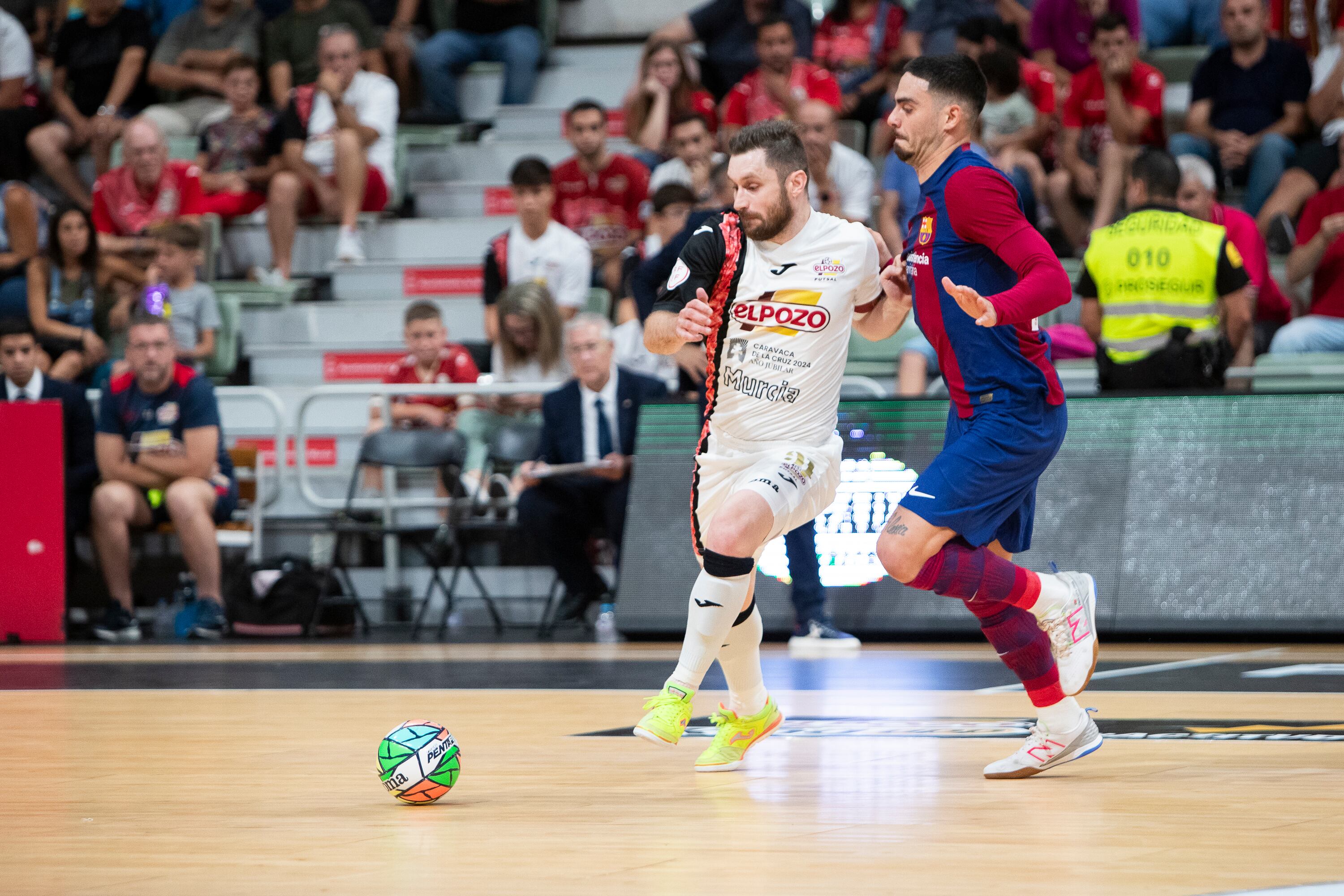 Gadeia pelea un balón en ElPozo Murcia-Barça