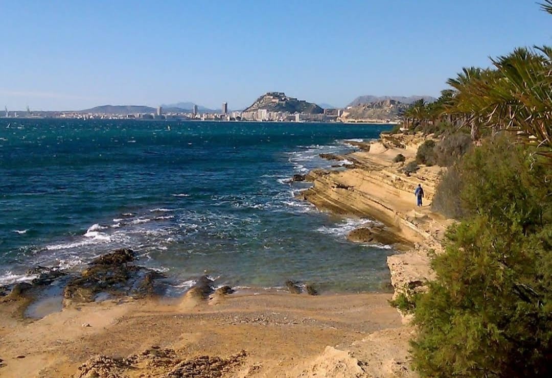 Imagen de archivo de la cala Cantalar con Alicante al fondo