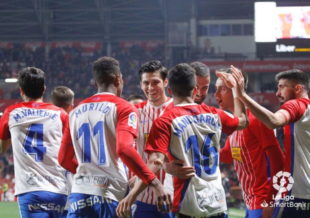 Los jugadores rojiblancos celebran el gol de Álvaro Vázquez