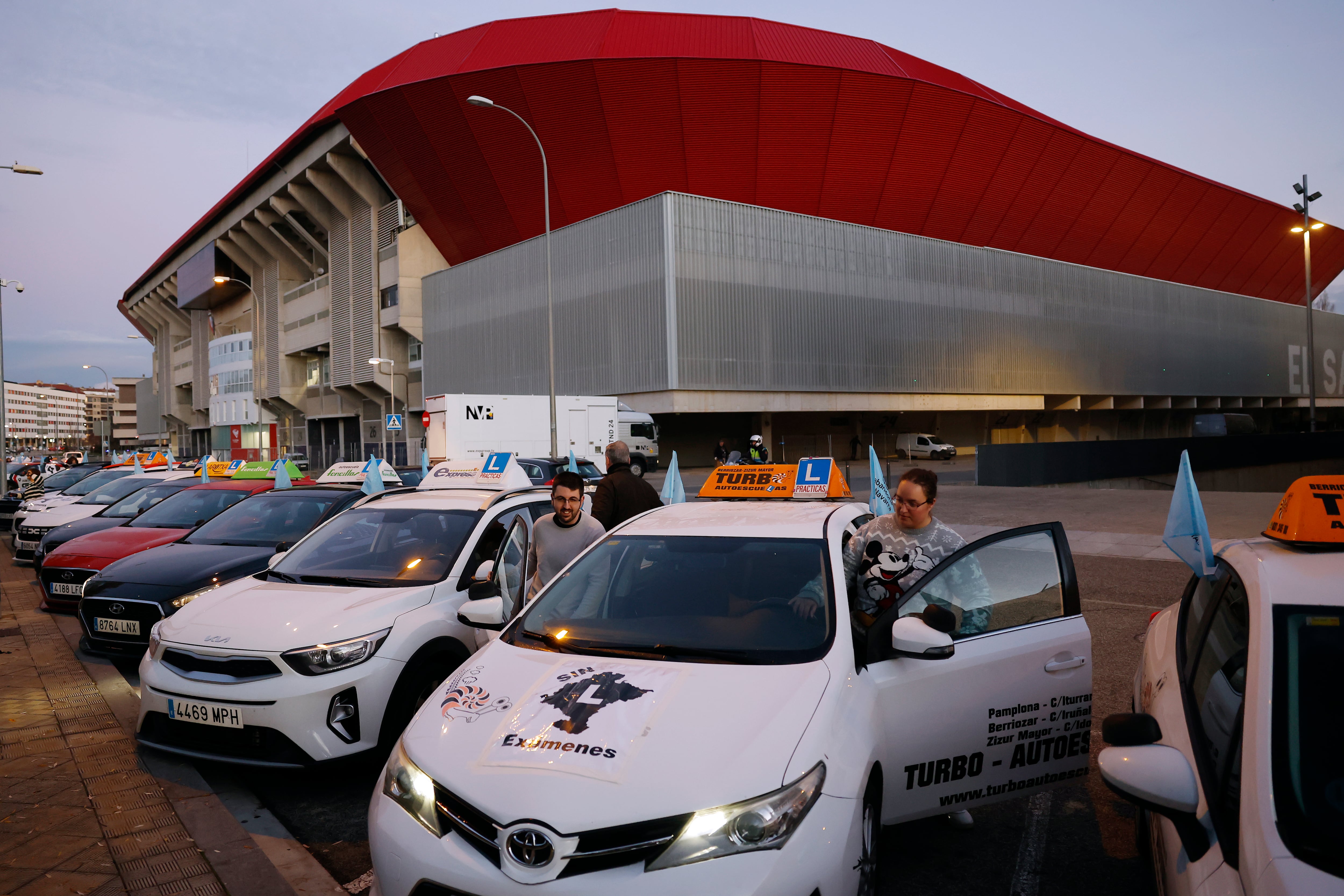 Inicio de la protesta de las autoescuelas de Navarra junto al estadio de El Sadar