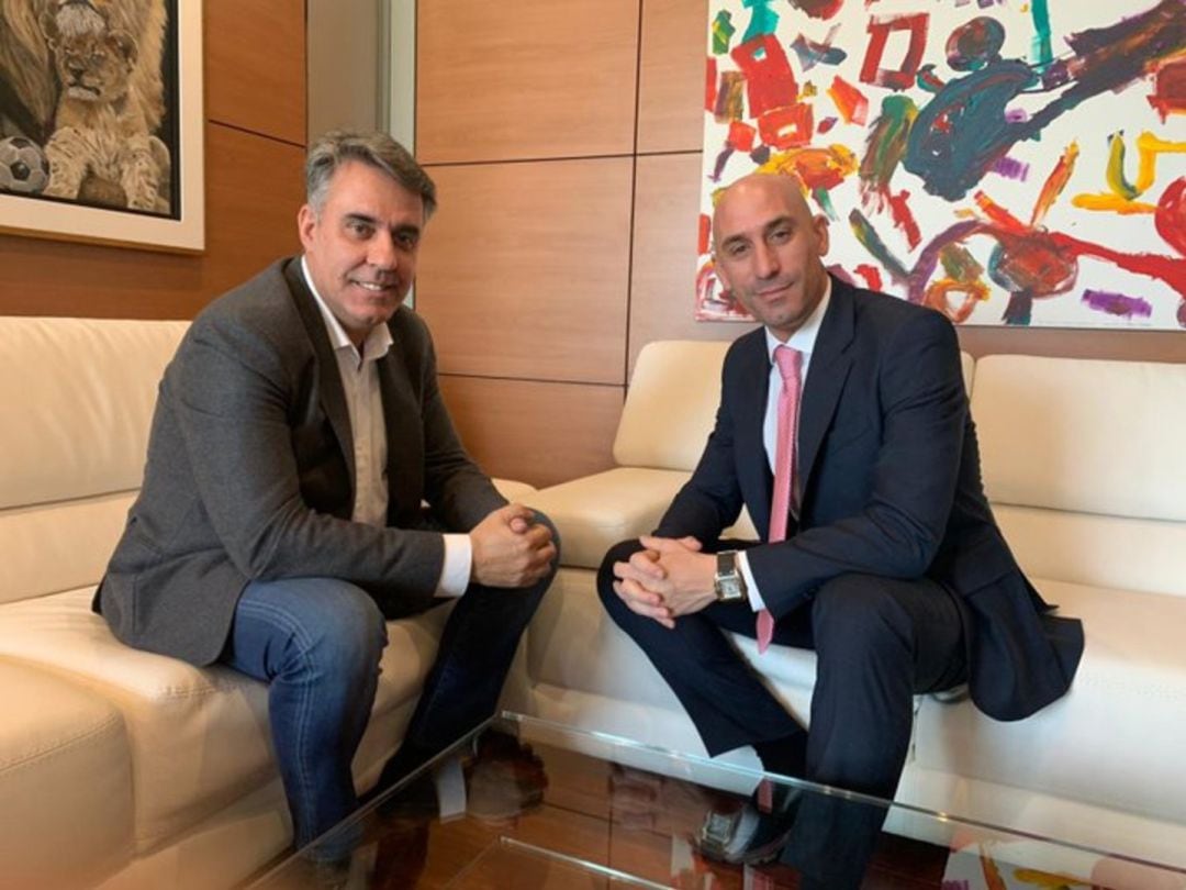 Joaquín Parra, junto a Luis Rubiales, sospecha de la aparición de falsos positivos en los lñideres de Segunda B