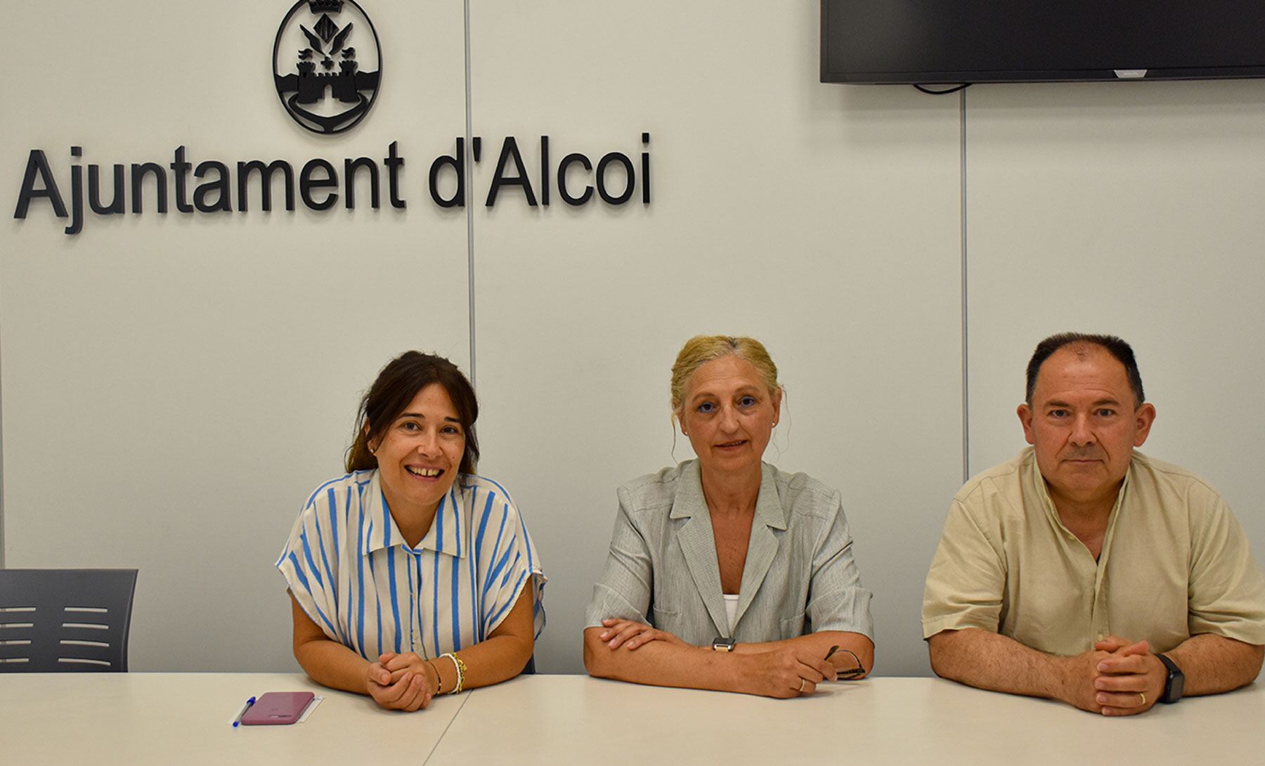 Representantes de Amigos del Modernismo de Alcoy junto a la concejala de Turismo, Lorena Zamorano, en la presentación de las actividades para la Feria