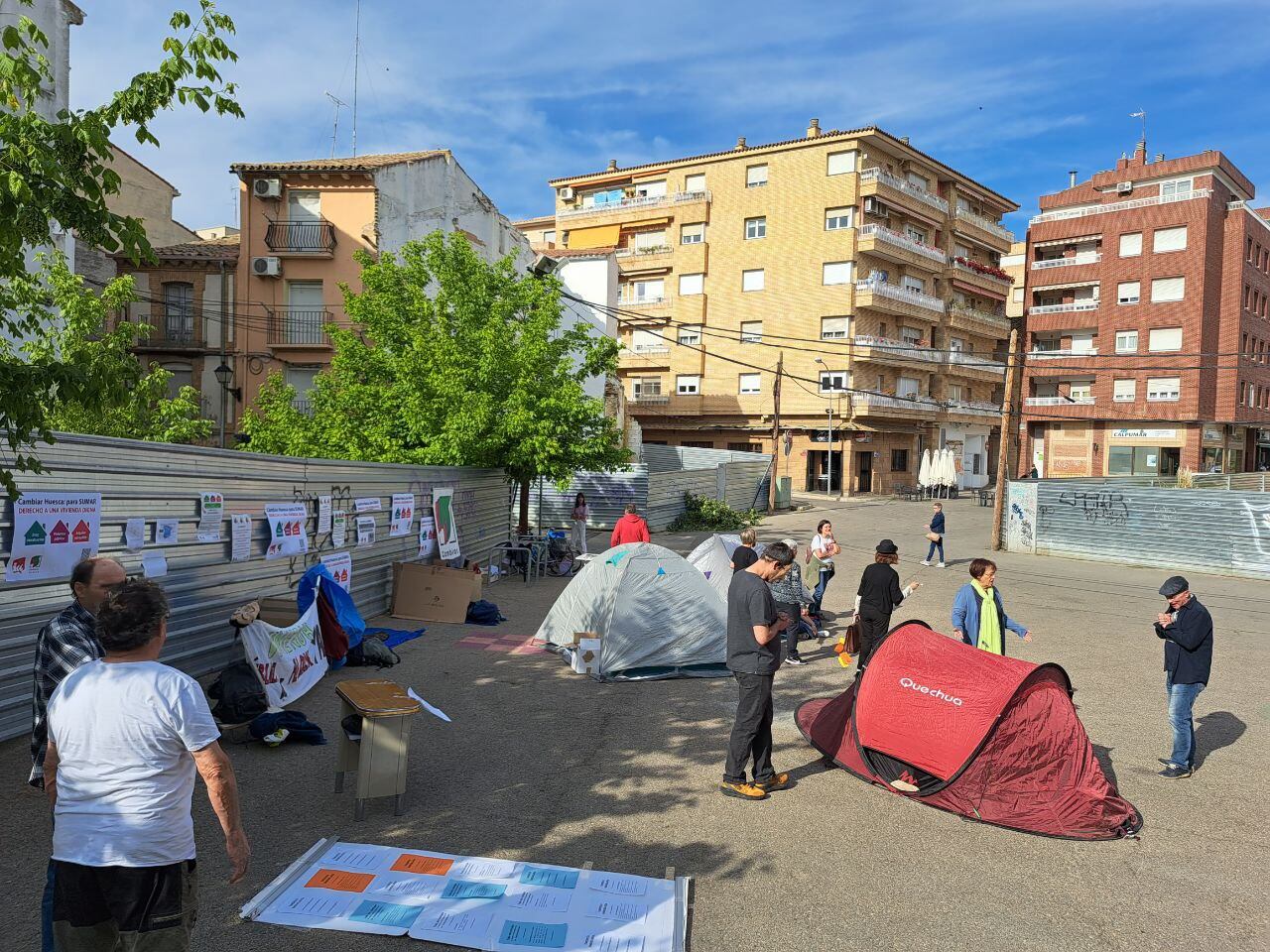 Cambiar Huesca planta tiendas de campaña para protestar por la problemática de la vivienda.